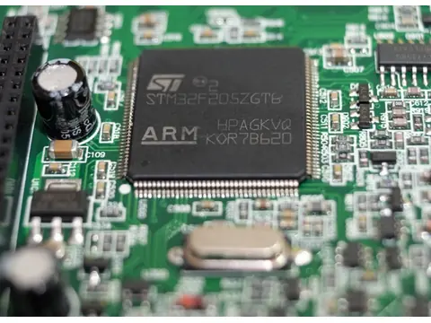 Процесор ARM STM32 на платі автосканера, сумісного з Delphi DS150E